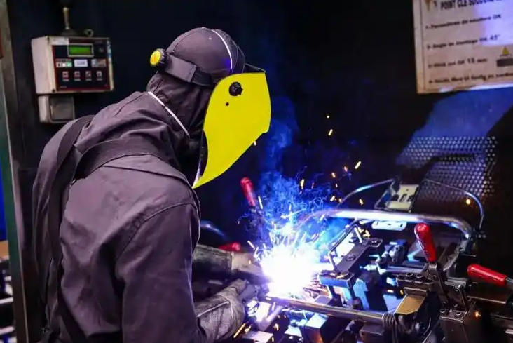 焊接防护服为什么要选用阻燃材料