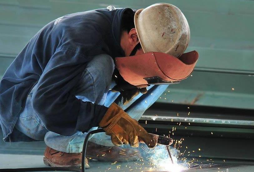 如何为电焊工选择合适的防护眼镜